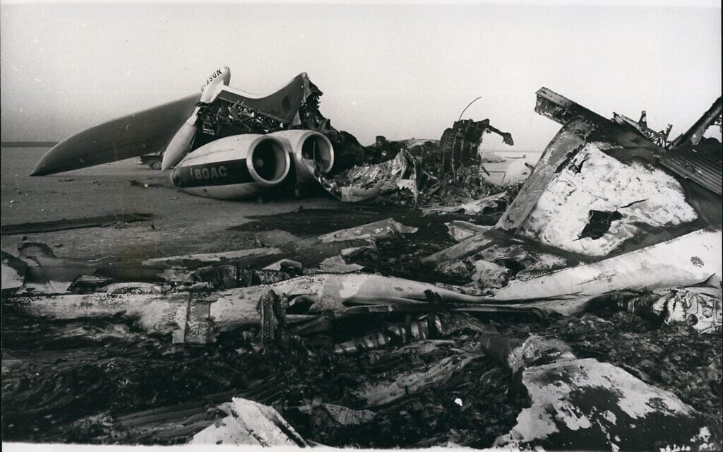 שרידים ממטוסי הנוסעים שנחטפו ופוצצו בשדה דוסון, ירדן, 9 בספטמבר 1970 (צילום: Keystone Pictures USA/ZUMAPRESS via Alamy)