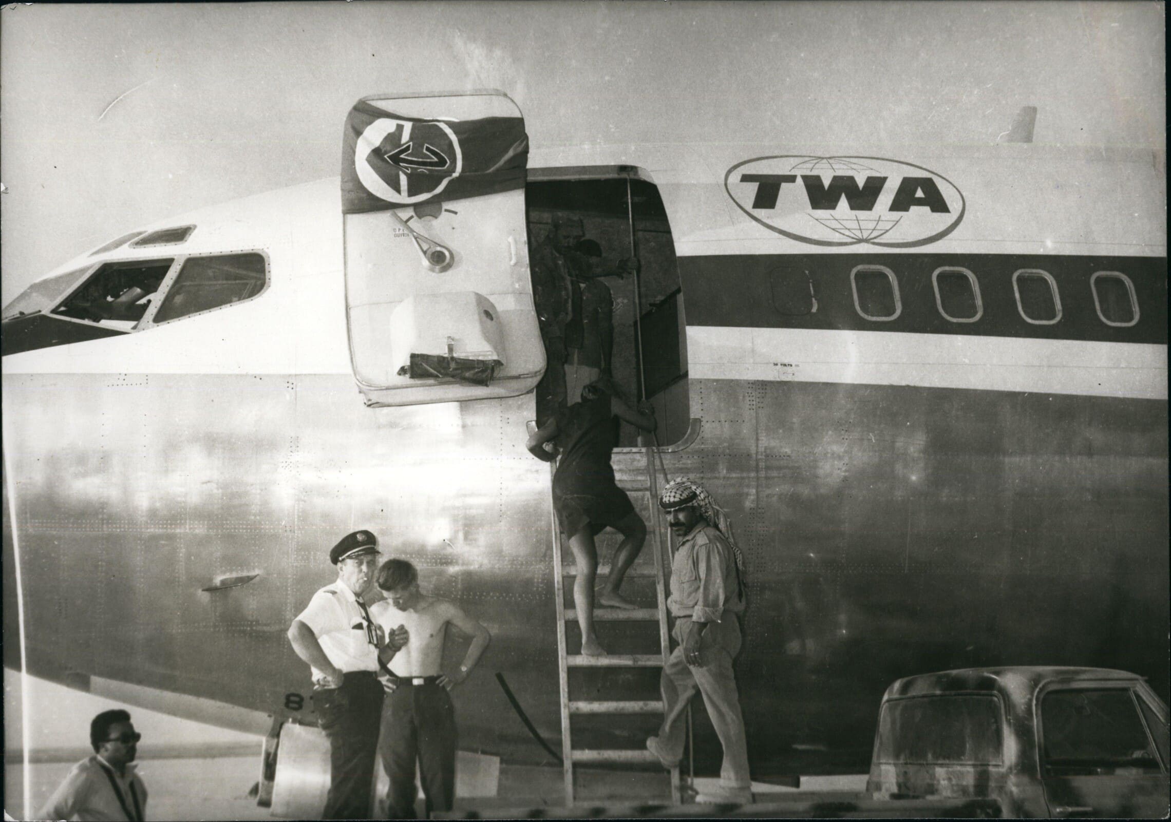 חלק מהנוסעים שנחטפו לשדה דוסון עולים על מטוס בדרך לעמאן, 1970 (צילום: Keystone Pictures USA/ZUMAPRESS via Alamy)