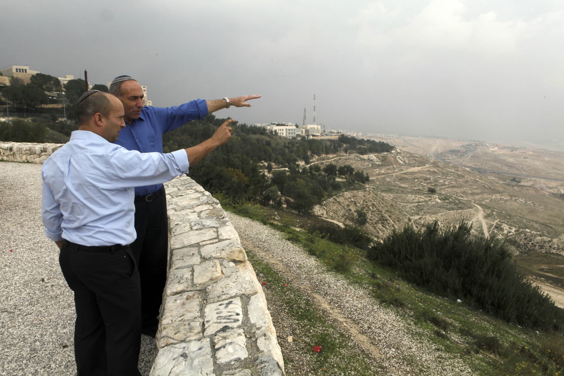 .ראש הממשלה לשעבר, נפתלי בנט, בסיור בשטח E1 בין מעלה אדומים לירושלים. 4 בדצמבר 2012 (צילום: פלאש 90)