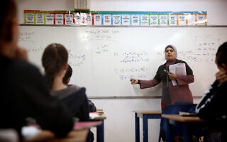 ארכיון: מורה ערבייה המלמדת בחטיבת הביניים גוונים בקדימה צורן, 26 בדצמבר 2013 (צילום: Hadas Parush/Flash 90) ארכיון: מורה ערבייה המלמדת בחטיבת הביניים גוונים בקדימה צורן, 26 בדצמבר 2013 (צילום: Hadas Parush/Flash 90)