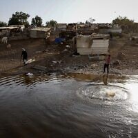 הכפר הבדואי שליד שטח E1, חאן אל־אחמר, 2 באוקטובר 2018 (צילום: Wisam Hashlamoun/Flash90) הכפר הבדואי שליד שטח E1, חאן אל־אחמר, 2 באוקטובר 2018 (צילום: Wisam Hashlamoun/Flash90)