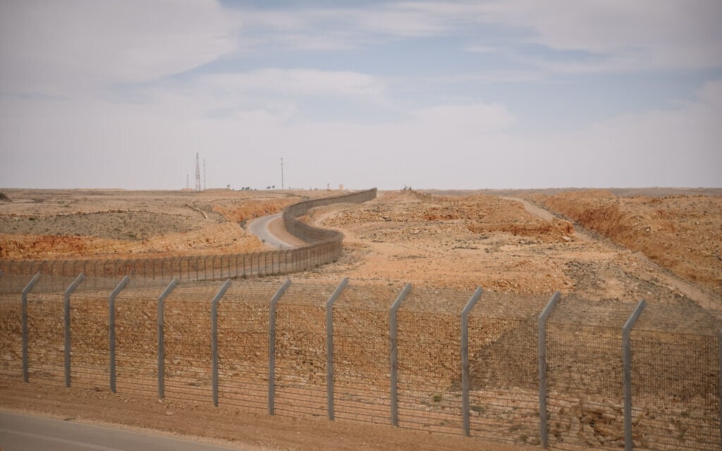 גבול מצרים במבט מכביש 10. 22 באפריל 2022 (צילום: Noam Revkin Fenton/Flash90) גבול מצרים במבט מכביש 10. 22 באפריל 2022 (צילום: Noam Revkin Fenton/Flash90)