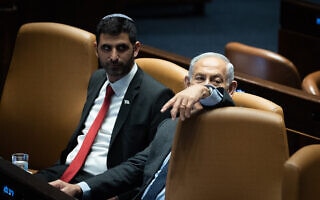 ראש הממשלה בנימין נתניהו ושר התקשורת שלמה קרעי בכנסת, 1 במאי 2023 (צילום: יונתן זינדל, פלאש90) ראש הממשלה בנימין נתניהו ושר התקשורת שלמה קרעי בכנסת, 1 במאי 2023 (צילום: יונתן זינדל, פלאש90)
