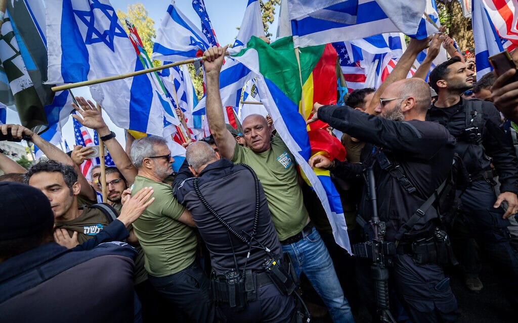 פעילי "אחים לנשק" מפגינים נגד המהפכה המשפטית סמוך לבית ראש הממשלה בירושלים, 25 במאי 2023 (צילום: יונתן זינדל, פלאש90)