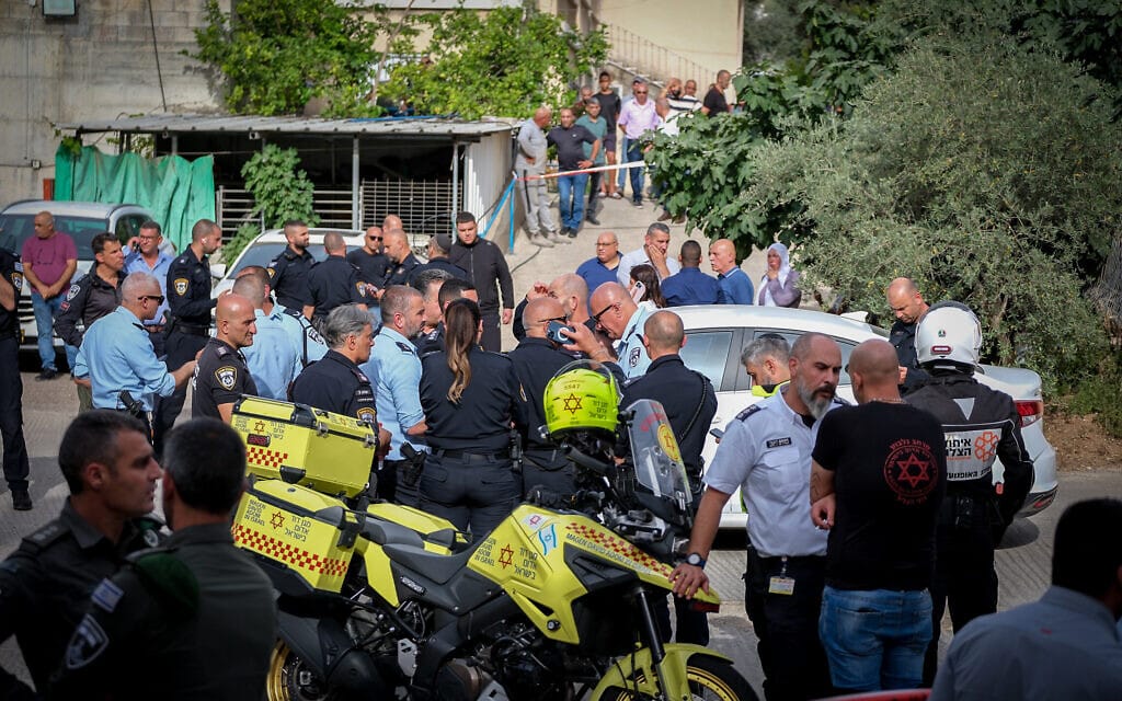 אנשי משטרה, מגן דוד אדום ואיחוד הצלה בזירה שבה נרצחו חמישה בני אדם ביפיע, 8 ביוני 2023 (צילום: Fadi Amun, Flash 90)
