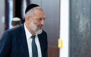 אריה דרעי מגיע למשרד ראש הממשלה בכנסת, לדיון על הבחירות לוועדה לבחירת שופטים. 14 ביוני 2023 (צילום: יונתן זינדל/פלאש90) אריה דרעי מגיע למשרד ראש הממשלה בכנסת, לדיון על הבחירות לוועדה לבחירת שופטים. 14 ביוני 2023 (צילום: יונתן זינדל/פלאש90)