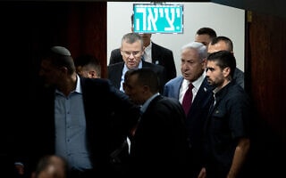 ראש הממשלה בנימין נתניהו ושר המשפטים יריב לוין מגיעים להצביע על בחירת נציגי הכנסת לוועדה לבחירת שופטים, 14 ביוני 2023 (צילום: יונתן זינדל, פלאש90) ראש הממשלה בנימין נתניהו ושר המשפטים יריב לוין מגיעים להצביע על בחירת נציגי הכנסת לוועדה לבחירת שופטים, 14 ביוני 2023 (צילום: יונתן זינדל, פלאש90)