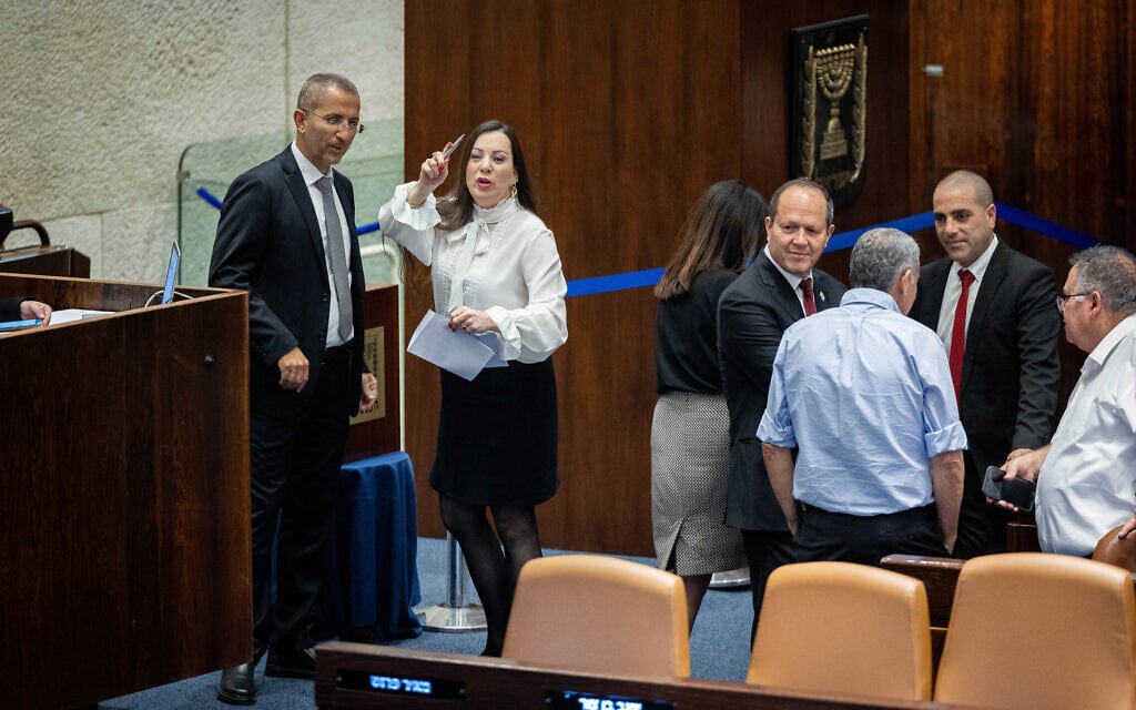 .במהלך ההצבעה החשאית מאחורי פרגוד לבחירת נציגות בוועדה לבחירת שופטים (צילום: Yonatan Sindel/Flash90)