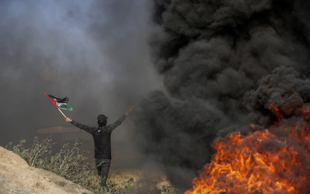 פלסטינים על גבול ישראל-עזה שורפים צמיגים כהזדהות עם הנעשה בג'נין, 19 ביוני 2023 (צילום: Atia Mohammed/Flash90)