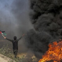 פלסטינים על גבול ישראל-עזה שורפים צמיגים כהזדהות עם הנעשה בג'נין, 19 ביוני 2023