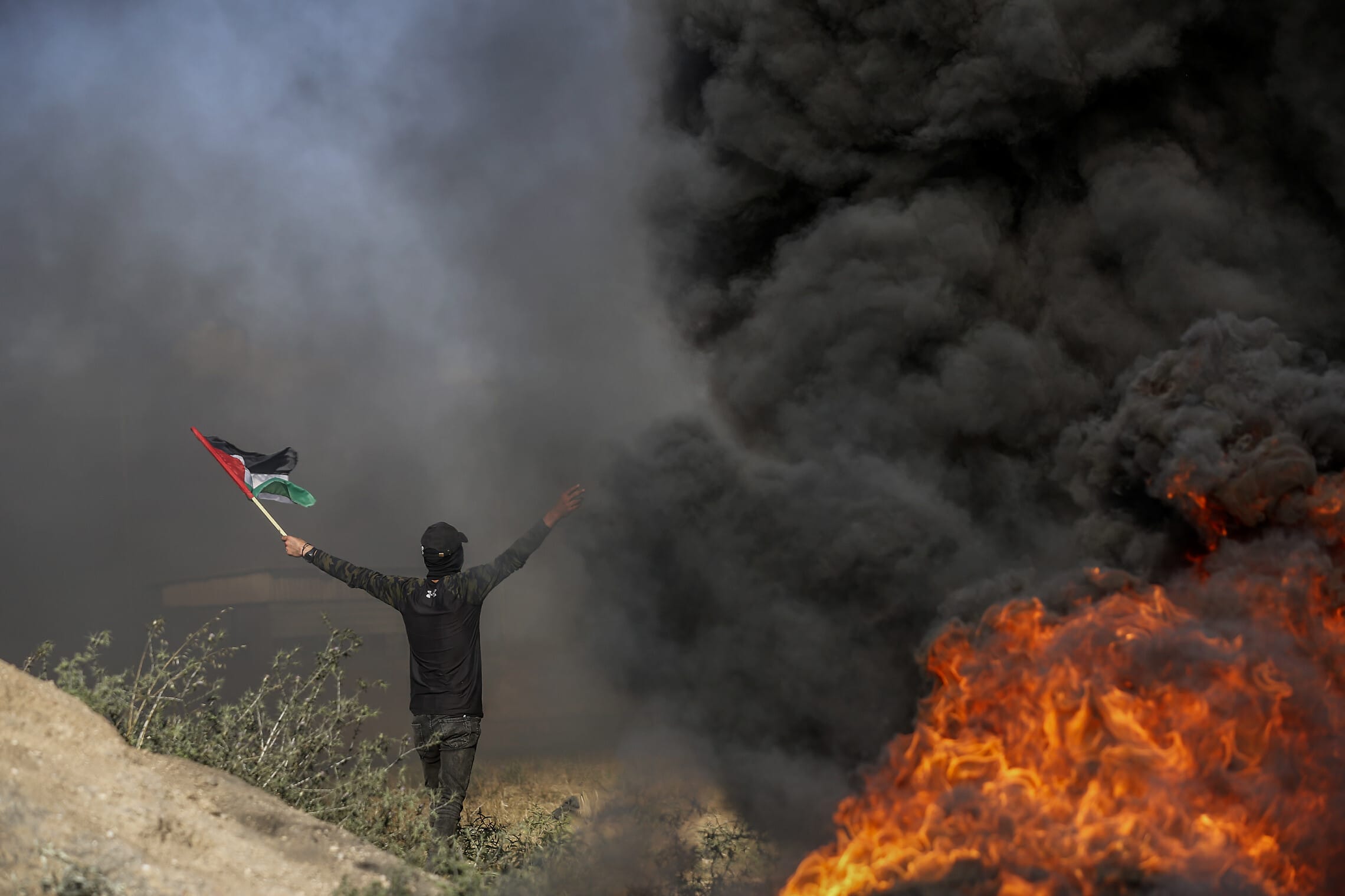 פלסטינים על גבול ישראל-עזה שורפים צמיגים כהזדהות עם הנעשה בג&#8217;נין, 19 ביוני 2023 (צילום: Atia Mohammed/Flash90)