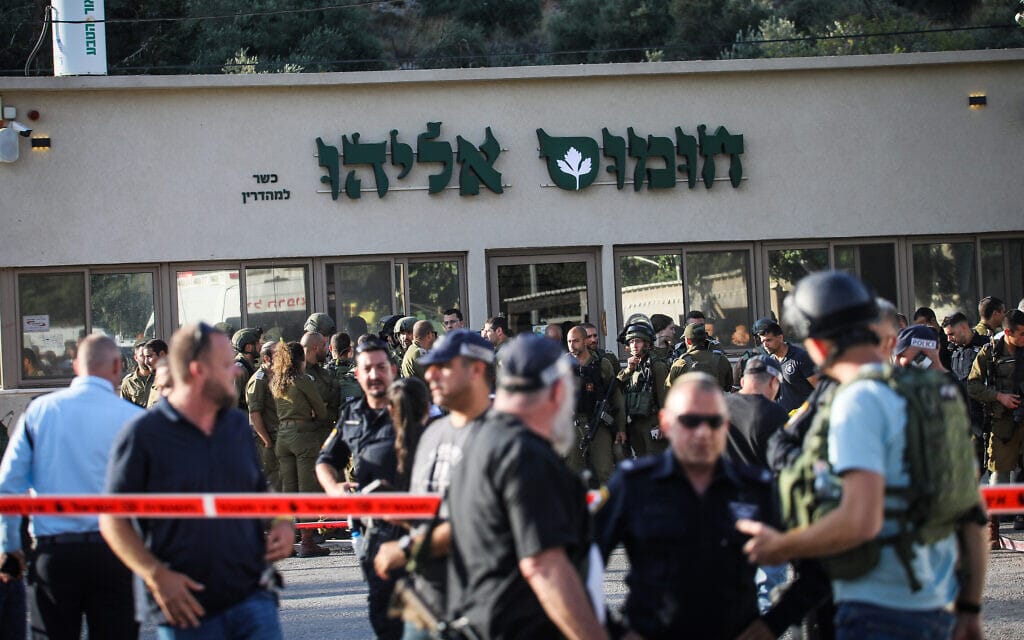 כוחות הביטחון וההצלה בזירת פיגוע הירי ליד עלי, 20 ביוני 2023 (צילום: פלאש90) כוחות הביטחון וההצלה בזירת פיגוע הירי ליד עלי, 20 ביוני 2023 (צילום: פלאש90)