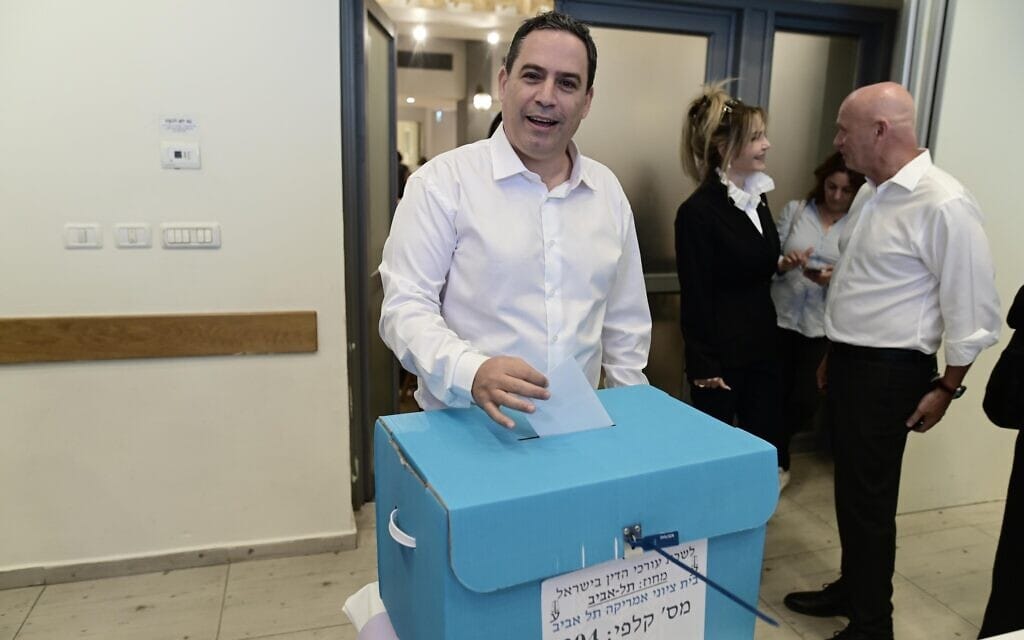 עו&#8221;ד עמית בכר מצביע בבחירות לראשות לשכת עורכי הדין, 20 ביוני 2023 (צילום: תומר נויברג/פלאש90)