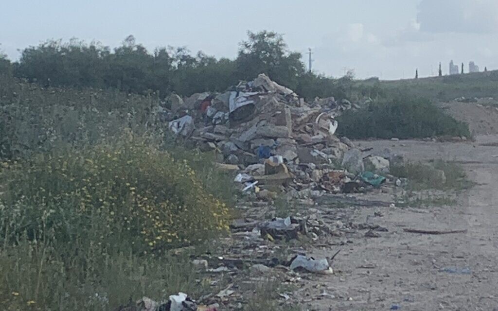 פסולת במועצה אזורית גזר (צילום: אבנר הופשטיין)