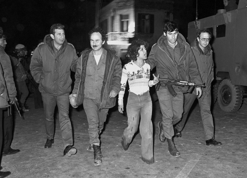 כוכבה לוי, במרכז, מוקפת בקצינים בכירים אחרי המבצע לשחרור החטופים במלון סבוי, 5 במרץ 1975 (צילום: אבי שמחוני, מיקי צרפתי, דובר צה&quot;ל)