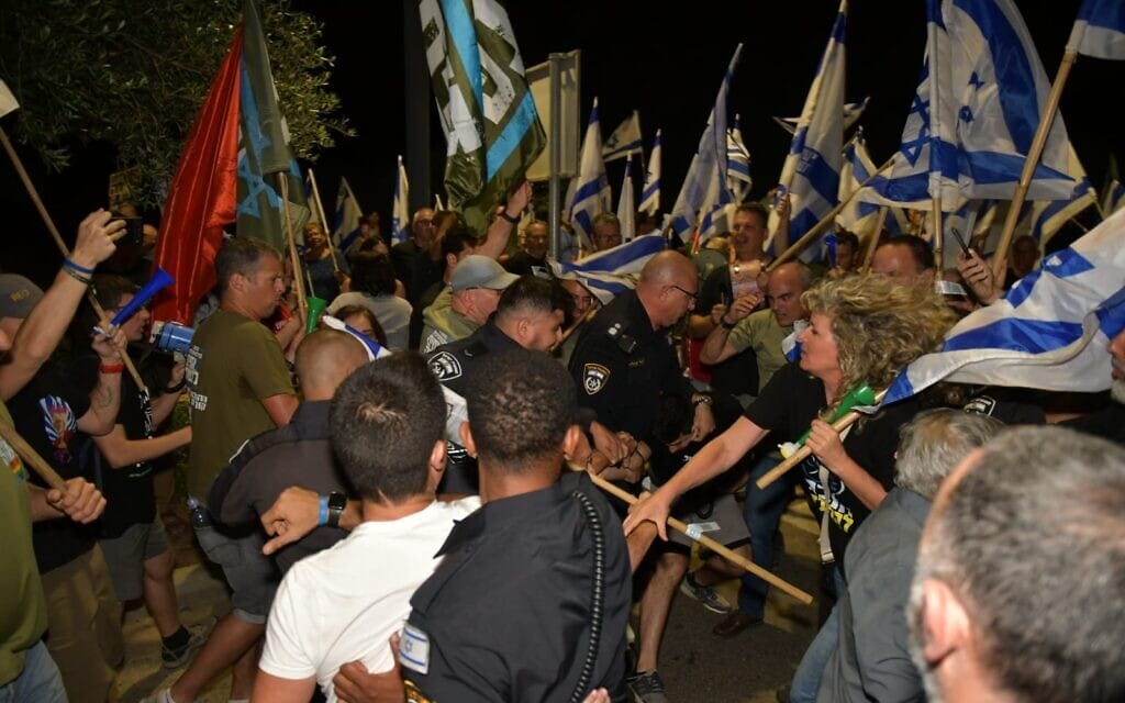 עימותים בין מפגינים למשטרה בקיסריה, 2 ביוני 2023 (צילום: מחאת קפלן) עימותים בין מפגינים למשטרה בקיסריה, 2 ביוני 2023 (צילום: מחאת קפלן)