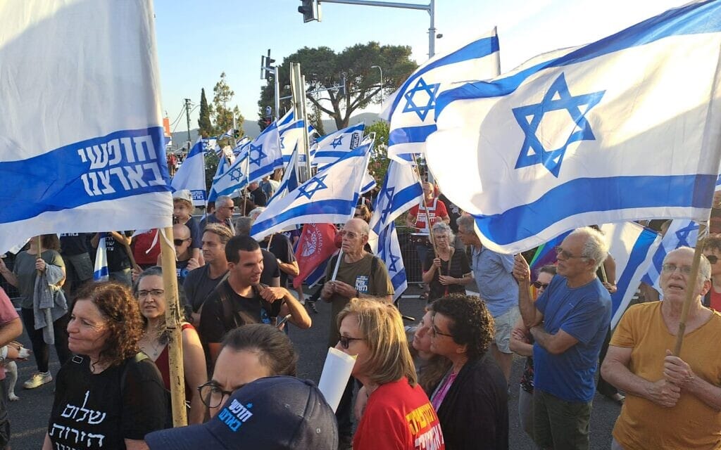 מפגינים נגד המהפכה המשפטית בקרית טבעון. 3 ביוני 2023 (צילום: מחאת קפלן) מפגינים נגד המהפכה המשפטית בקרית טבעון. 3 ביוני 2023 (צילום: מחאת קפלן)