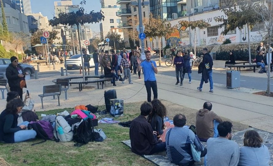 מפגש להקמת ועד שוכרים של פלורנטין בפארק המסילה בתל אביב (צילום: דוברות עומדים ביחד)