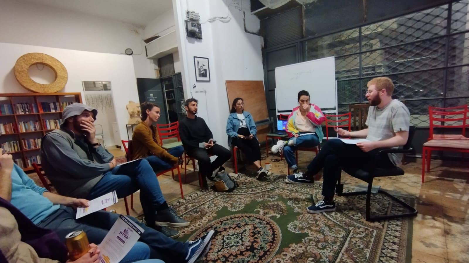 פגישה של פעילי ועד השוכרים בחיפה (צילום: דוברות עומדים ביחד)