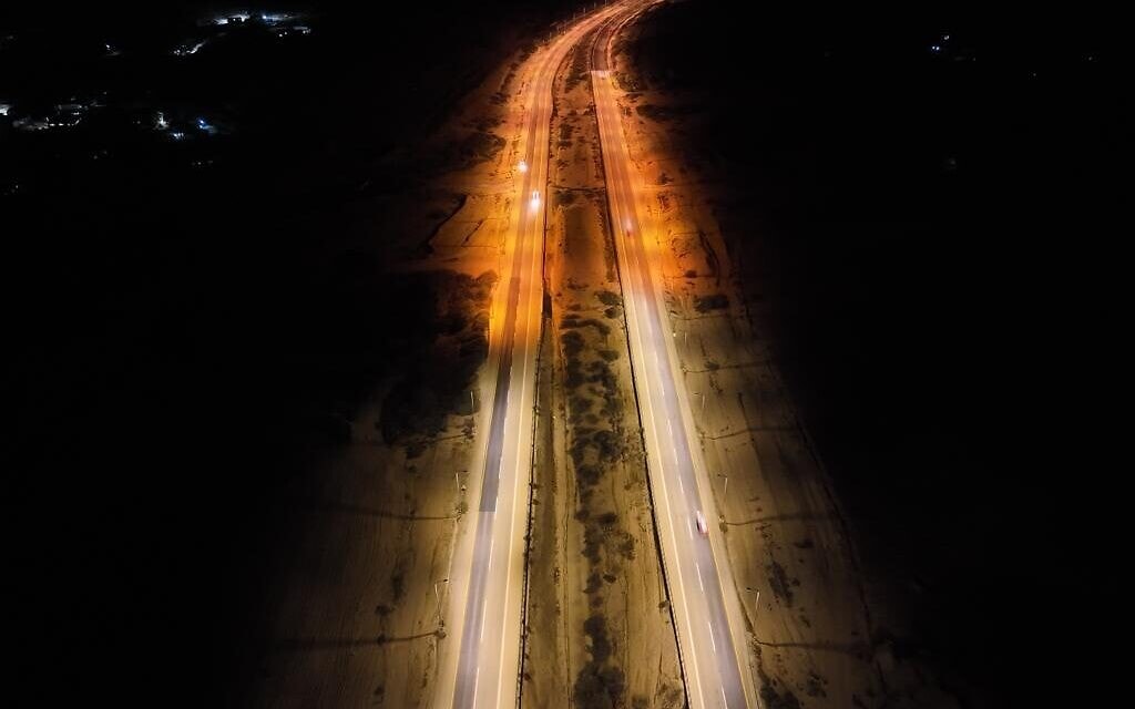 כביש 25 באמצע החלפת גופי התאורה – בחלק העליון, תאורת נל"ג הישנה. בחלק התחתון – תאורת לד (צילום: נתיבי ישראל)