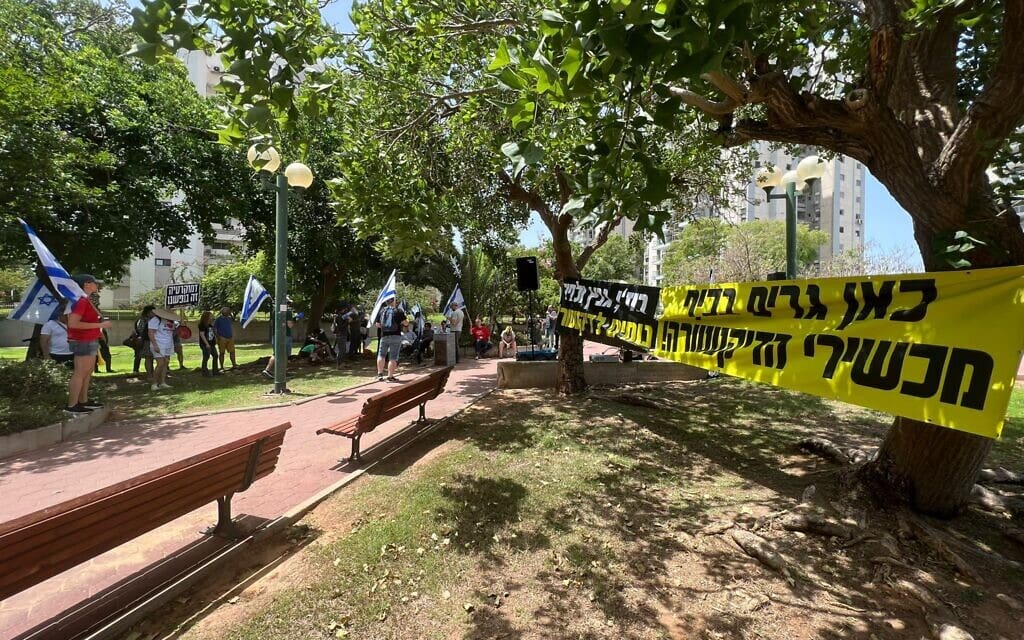 הפגנה של מתנגד המהפכה המשפטית מול ביתו של ראש האופוזיציה יאיר לפיד ברמת אביב. 17 ביוני 2023 (צילום: דוברות מחאת קפלן) הפגנה של מתנגד המהפכה המשפטית מול ביתו של ראש האופוזיציה יאיר לפיד ברמת אביב. 17 ביוני 2023 (צילום: דוברות מחאת קפלן)