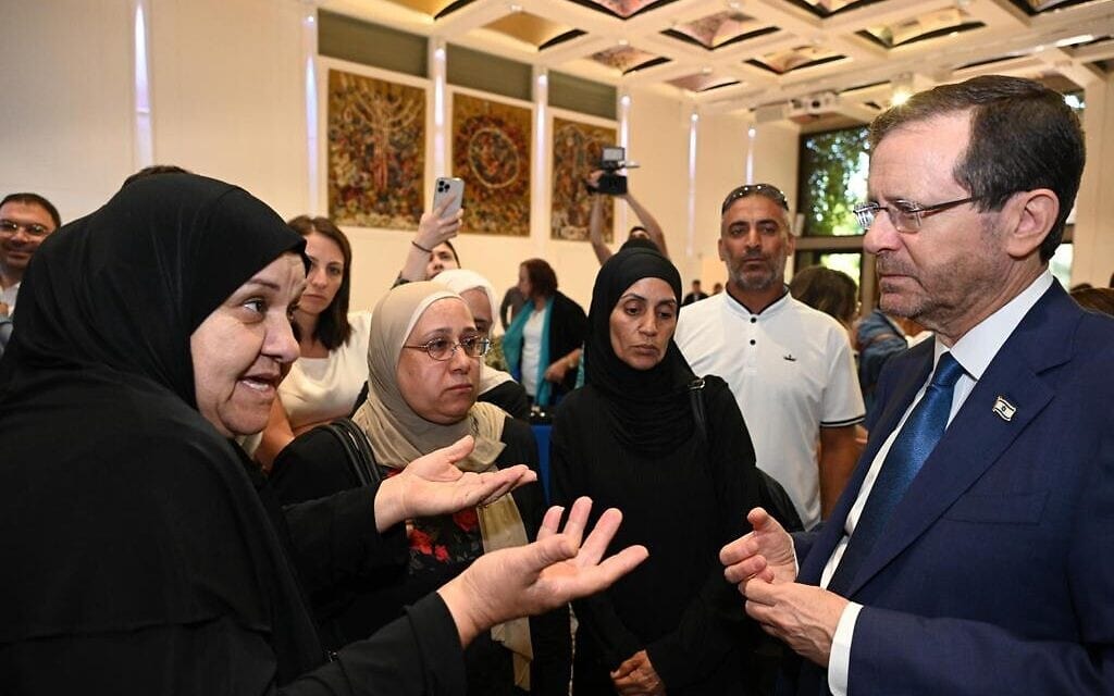 יצחק הרצוג במפגש עם נשים שאיבדו את קרוביהן בגל האלימות הפוקד את החברה הערבית, 25 ביוני 2023 (צילום: חיים צח, לע"מ) יצחק הרצוג במפגש עם נשים שאיבדו את קרוביהן בגל האלימות הפוקד את החברה הערבית, 25 ביוני 2023 (צילום: חיים צח, לע"מ)
