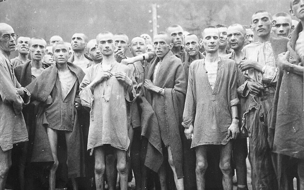 אסירים מורעבים במחנה הריכוז אבנזה, אוסטריה, 7 במאי 1945 (צילום: רשות הציבור)