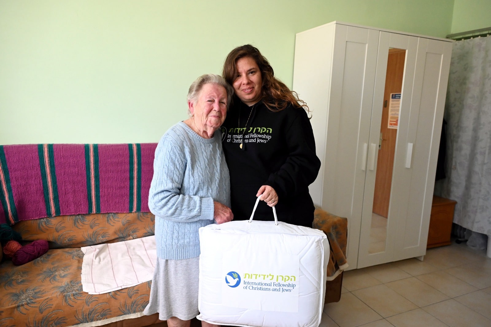 אספיר (אסתר) גנדלמן מקבלת חבילה מעובדת סיוע של הקרן לידידות בקישינב, מולדובה, מרץ 2022 (צילום: באדיבות הקרן לידידות)