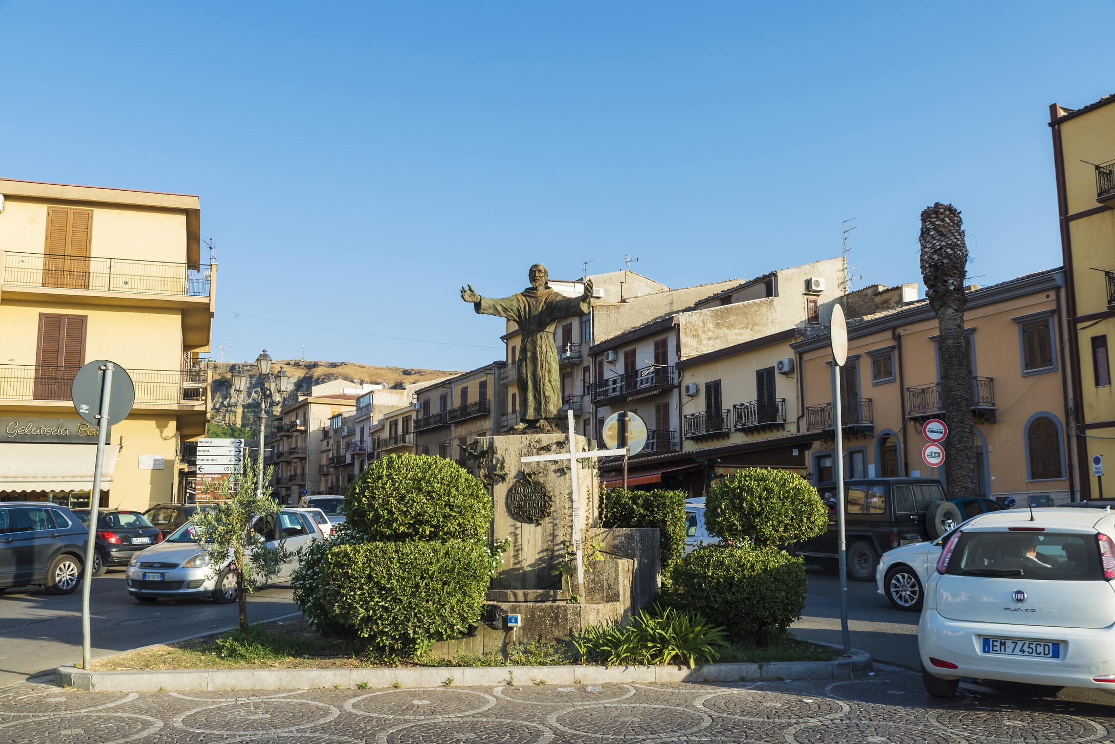 הכיכר במרכז העיר העתיקה של קורליאונה, סיציליה, ב-2017 (צילום: iStock)
