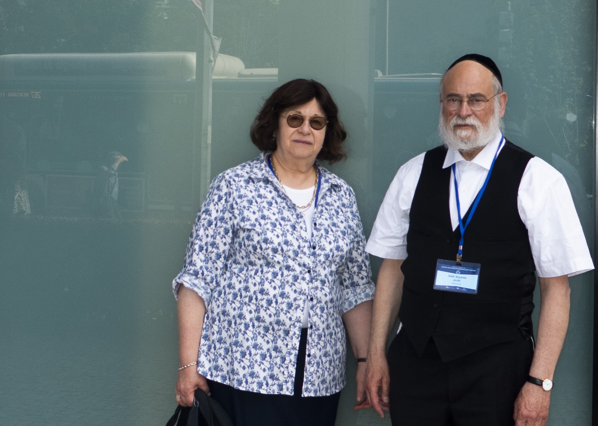 הרב הראשי של הולנד בנימין יעקובס ואשתו בלומה מבקרים במוזיאון השואה בפורטו, פורטוגל, 16 במאי 2023 (צילום: כנען לידור)