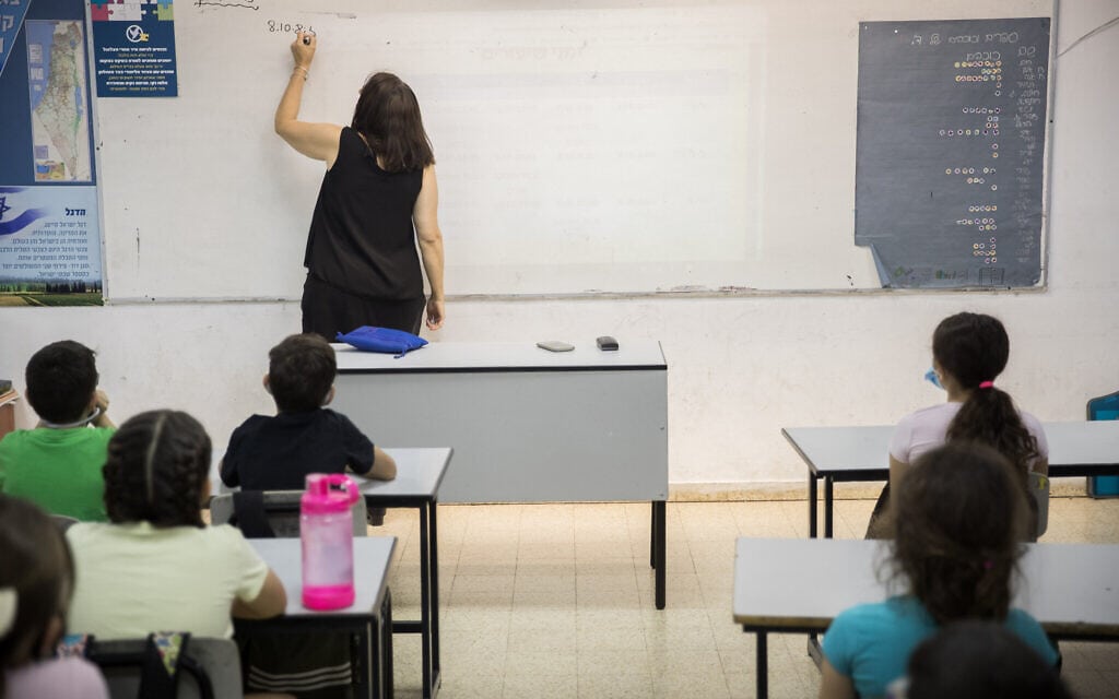 אילוסטרציה: מורה בכיתה ישראלית (צילום: באדיבות יוזמות אברהם)