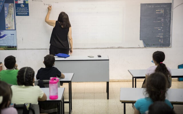 אילוסטרציה: מורה בכיתה ישראלית