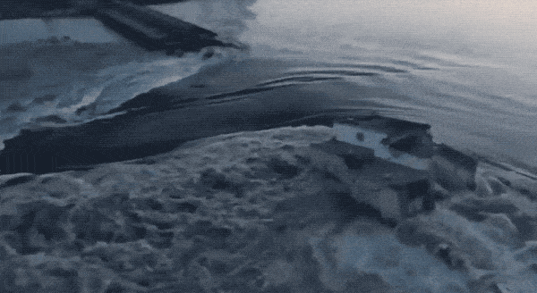 הסכר שנפרץ על נהר דנייפר בקרבת העיר הכבושה חרסון, 6 ביוני 2023 (צילום: מתוך וידיאו שהועלה לטוויטר. שימוש לפי סעיף 27א לחוק זכויות יוצרים)