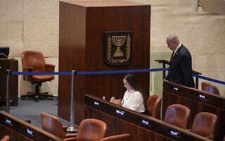 ראש הממשלה בנימין נתניהו בדרכו להצבעה על נציגות הכנסת בוועדה לבחירת שופטים כשבמליאה יושבת ח”כ טלי גוטליב, 14 ביוני 2023 (צילום: דני שם טוב, דוברות הכנסת) ראש הממשלה בנימין נתניהו בדרכו להצבעה על נציגות הכנסת בוועדה לבחירת שופטים כשבמליאה יושבת ח”כ טלי גוטליב, 14 ביוני 2023 (צילום: דני שם טוב, דוברות הכנסת)