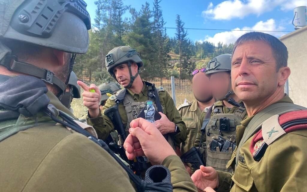 מפקד אוגדת איו"ש, תת-אלוף אבי בלוט, מפקד חטיבת בנימין, אלוף-משנה אליאב אלבז, בתדריך ביטחוני סמוך לזירת הפיגוע בעלי, 20 ביוני 2023 (צילום: דובר צה"ל) מפקד אוגדת איו"ש, תת-אלוף אבי בלוט, מפקד חטיבת בנימין, אלוף-משנה אליאב אלבז, בתדריך ביטחוני סמוך לזירת הפיגוע בעלי, 20 ביוני 2023 (צילום: דובר צה"ל)