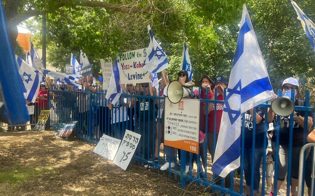 מפגינים נגד שר המשפטים לוין בעת חנוכת בית משפט השלום בקצרין, 1 ליוני 2023 (צילום: מחאת קפלן) מפגינים נגד שר המשפטים לוין בעת חנוכת בית משפט השלום בקצרין, 1 ליוני 2023 (צילום: מחאת קפלן)