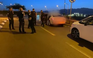 שוטרים בכביש 90, במקום שבו נרצח תושב אילת אושר גזי, 11 ליוני 2023 (צילום: דוברות המשטרה) שוטרים בכביש 90, במקום שבו נרצח תושב אילת אושר גזי, 11 ליוני 2023 (צילום: דוברות המשטרה)