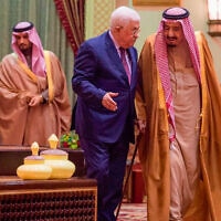 מלך סעודיה סלמאן מקבל את פניו של נשיא הרשות הפלסטינית מחמוד עבאס (אבו במאזן) ב-2017 (צילום: Al-Ekhbariya via AP)