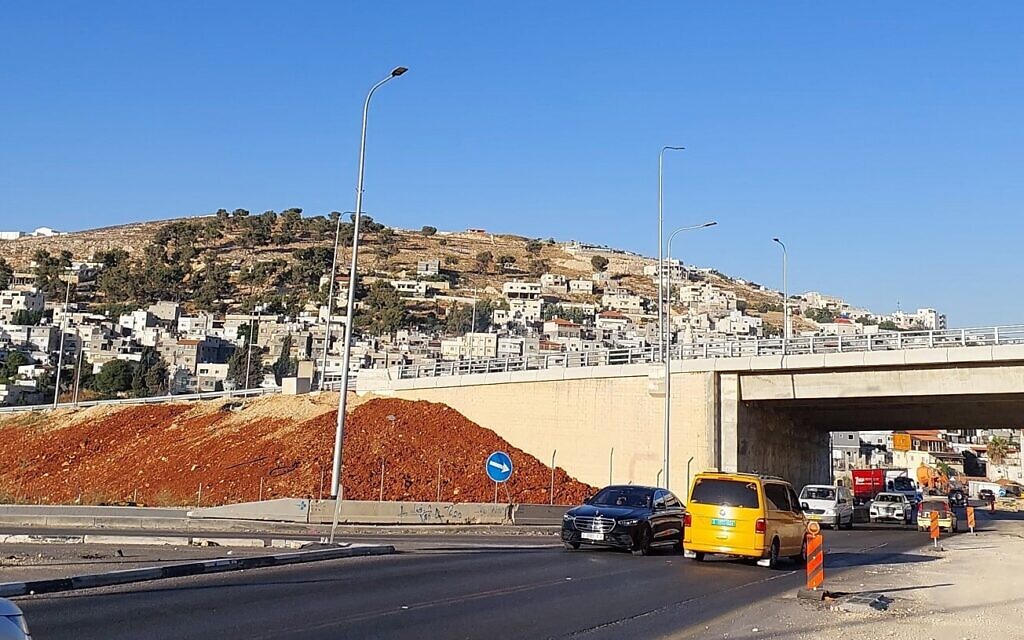 כביש 60 הישן ומעליו הגשר של החלק החדש, עוקף אל־ערוב, שנקרא "לב יהודה - לוינגר". יולי 2023 (צילום: עומר שרביט) כביש 60 הישן ומעליו הגשר של החלק החדש, עוקף אל־ערוב, שנקרא "לב יהודה - לוינגר". יולי 2023 (צילום: עומר שרביט)