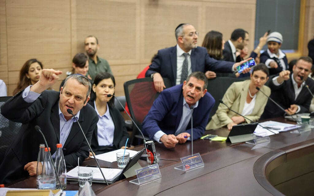גלעד קריב (משמאל), קארין אלהרר, יואב סגלוביץ&#8217; וחברי האופוזיציה בוועדת החוקה, 4 ביולי 2023 (צילום: נועם מושקוביץ, דוברות הכנסת)
