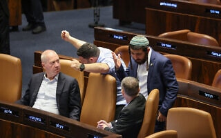 חברי הכנסת צבי סוכות ואלמוג כהן משוחחים עם השרים יואב גלנט ויריב לוין במליאה, 12 ביולי 2023 (צילום: נועם מושקוביץ/דוברות הכנסת) חברי הכנסת צבי סוכות ואלמוג כהן משוחחים עם השרים יואב גלנט ויריב לוין במליאה, 12 ביולי 2023 (צילום: נועם מושקוביץ/דוברות הכנסת)