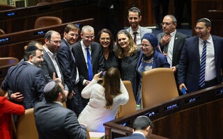 מאי גולן מצלמת את החברי הקואליציה, ובמרכזם יריב לוין, חוגגים את ביטול עילת הסבירות, 24 ביולי 2023 (צילום: נועם מושקוביץ, דוברות הכנסת) מאי גולן מצלמת את החברי הקואליציה, ובמרכזם יריב לוין, חוגגים את ביטול עילת הסבירות, 24 ביולי 2023 (צילום: נועם מושקוביץ, דוברות הכנסת)