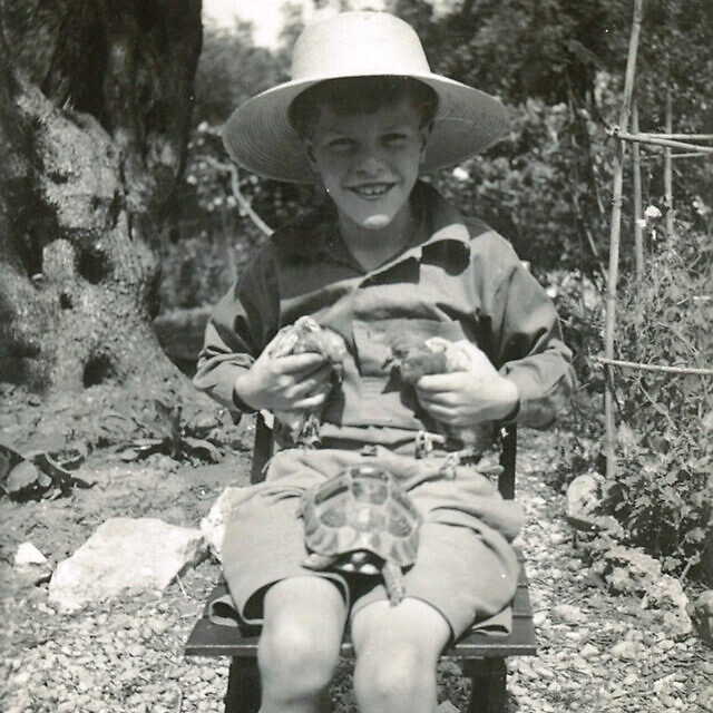 ג&#039;רלד דארל בילדותו בקורפו עם כמה מהחיות שלו