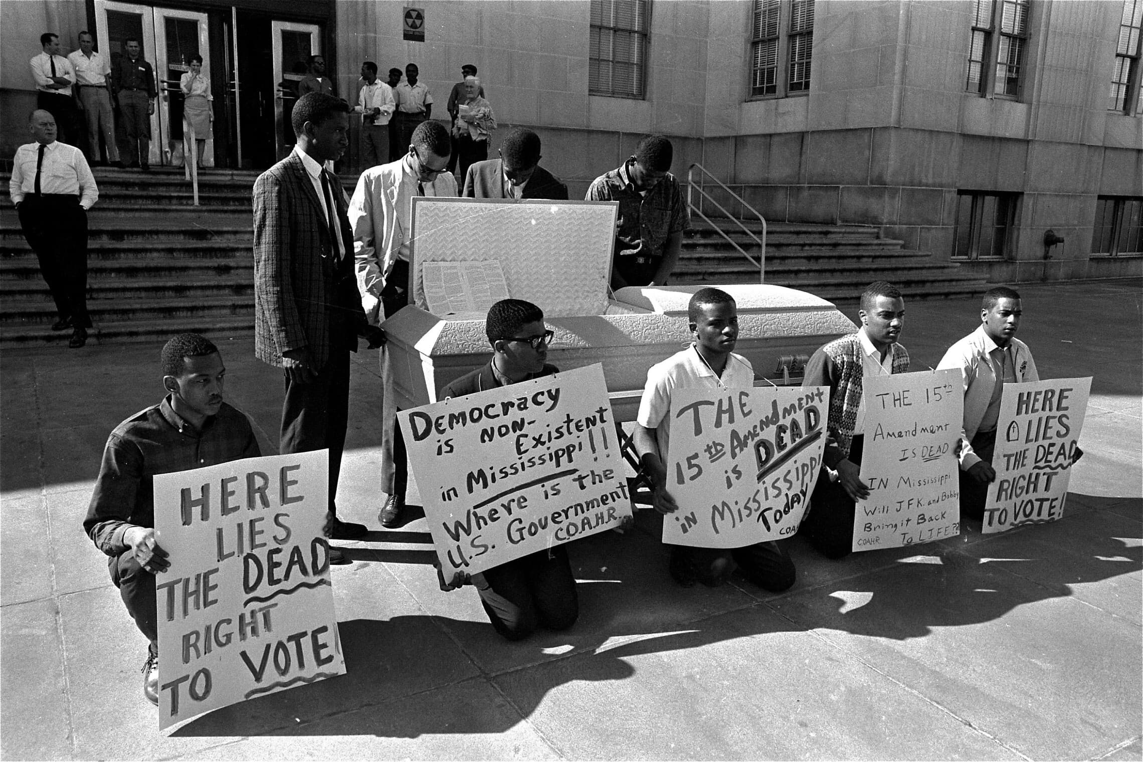 מפגינים מציגים את התיקון ה-15 לחוקה האמריקאית בארון קבועה על מדרגות בית המחוקקים באטלנטה, ג&#8217;ורג&#8217;יה, ב-30 במרץ 1963 (צילום: AP Photo)