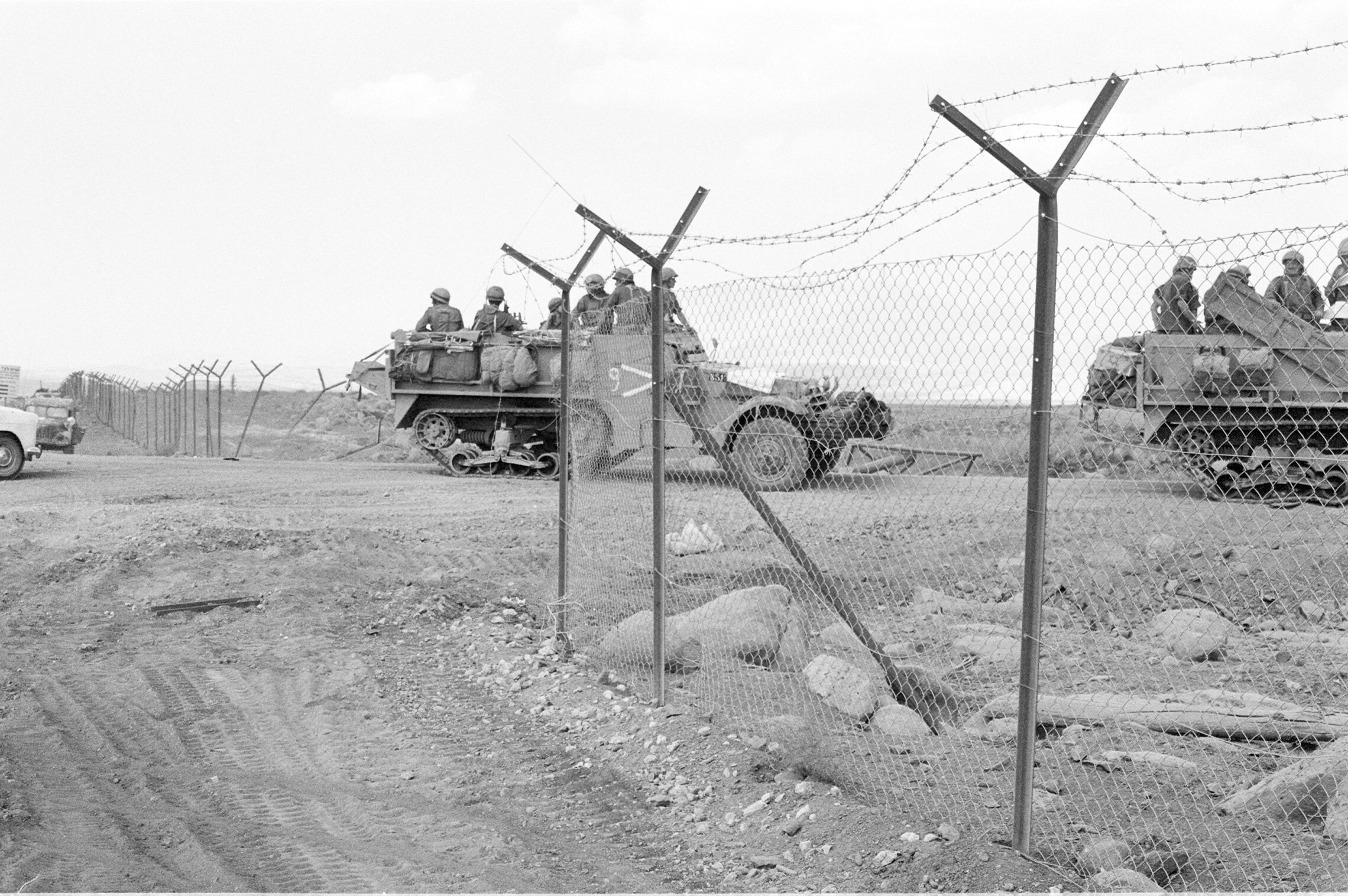 חיילי צה&quot;ל חוצים את גדר הגבול לעבר שטח סוריה במהלך מלחמת יום הכיפורים (צילום: זאב רדובן, באדיבות ארכיון צה&quot;ל ומערכת הביטחון)