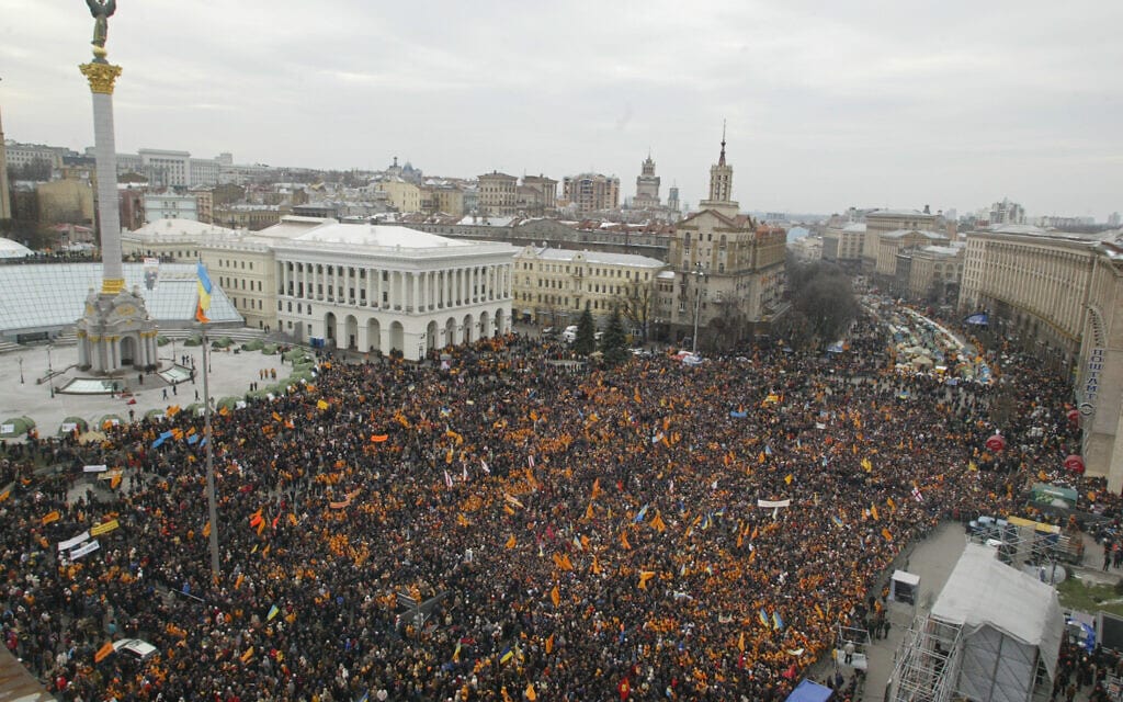 מאות אלפי מפגינים נאספו בכיכר המרכזית בקייב, אוקראינה, למחות על זיוף תוצאות הבחירות, 23 בנובמבר 2004 (צילום: AP Photo/Efrem Lukatsky)