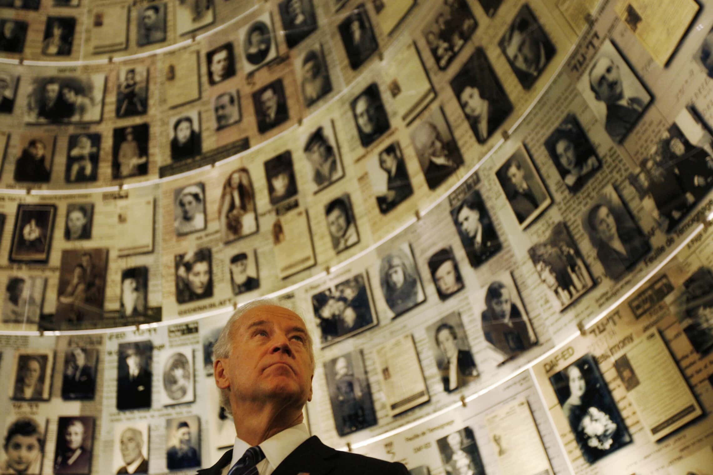 ג&#8217;ו ביידן, בעת שהיה סגן נשיא ארה&#8221;ב, מבקר ב&#8221;יד ושם&#8221;, 9 במרץ 2010 (צילום: AP Photo/Ariel Schalit)