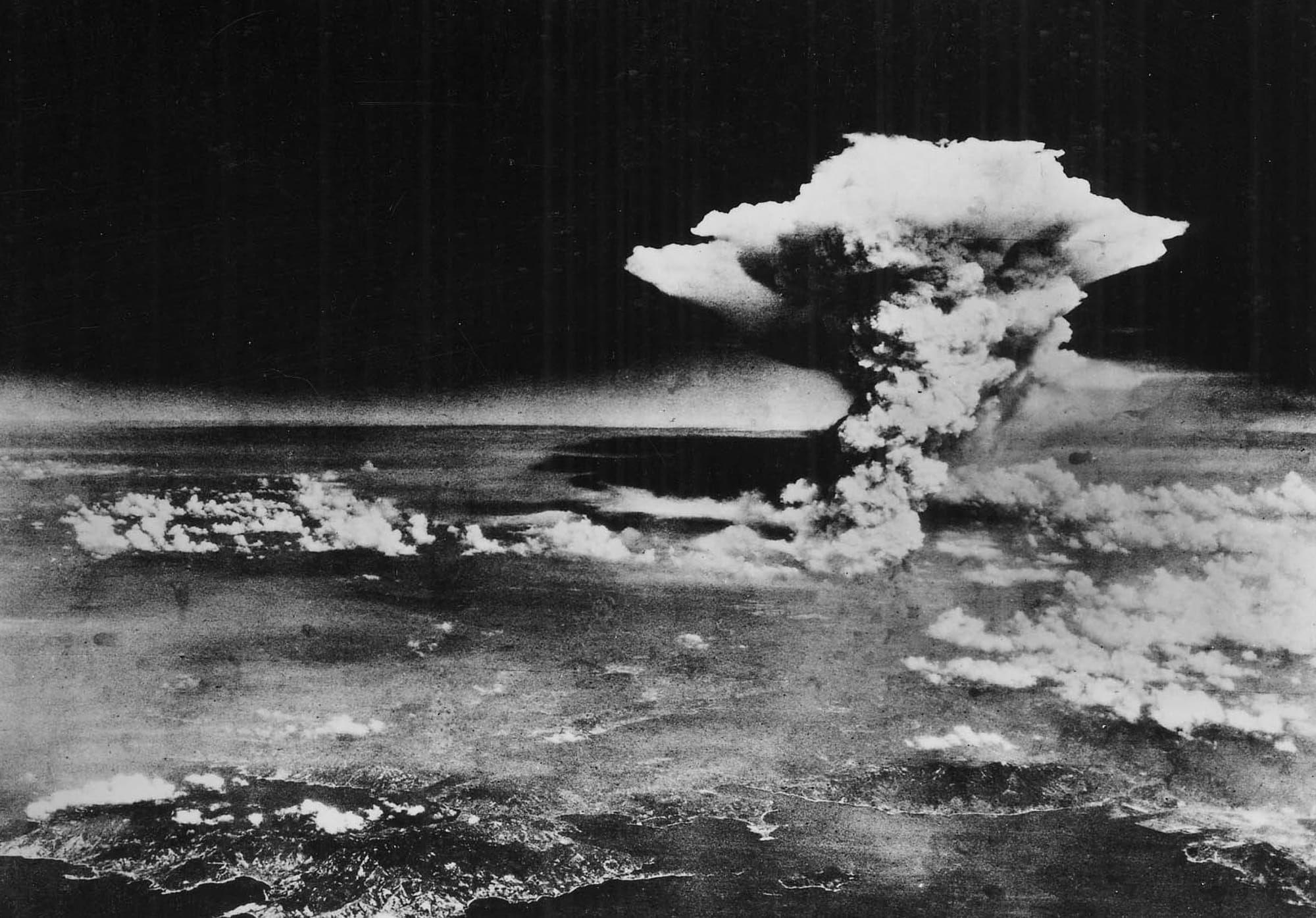 ענן הפטרייה מפצצת האטום שהונחתה על הירושימה, 6 באוגוסט 1945 (צילום: AP Photo/U.S. Army via Hiroshima Peace Memorial Museum)