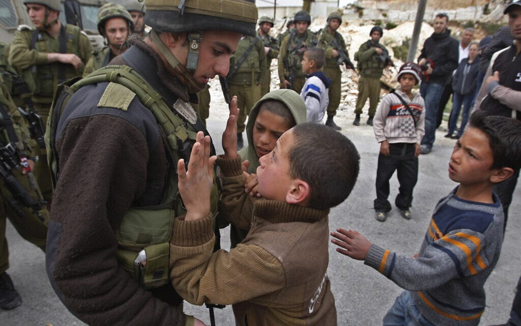 ילדים פלסטינים מול כוחות צה"ל ליד בית לחם, 2009 (צילום: AP Photo/Nasser Shiyoukhi, File)