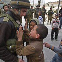 ילדים פלסטינים מול כוחות צה"ל ליד בית לחם, 2009 (צילום: AP Photo/Nasser Shiyoukhi, File)